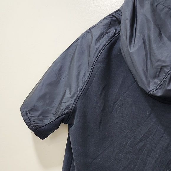 Under Armour Men's Black and Gray Rash Guard - Picture 11 of 12